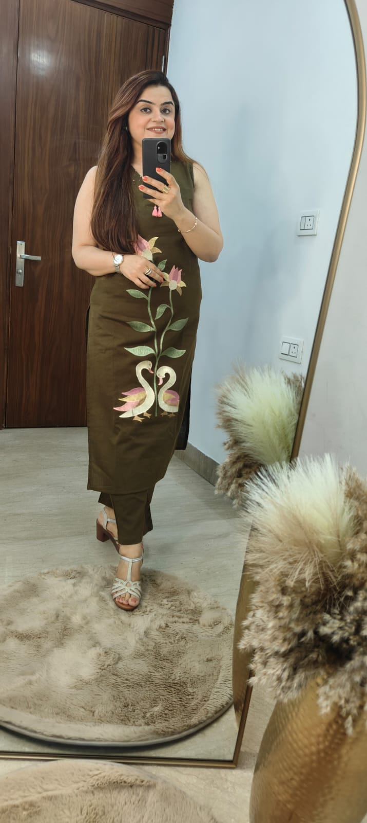 Elegant Green Two-Piece Kurti Set with Threadwork & V-Neckline