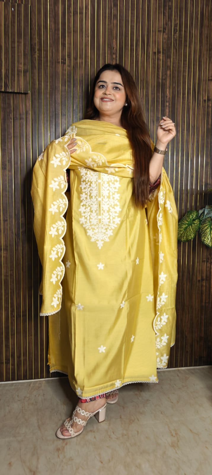 Classy Muslin Suits with elegant thread work