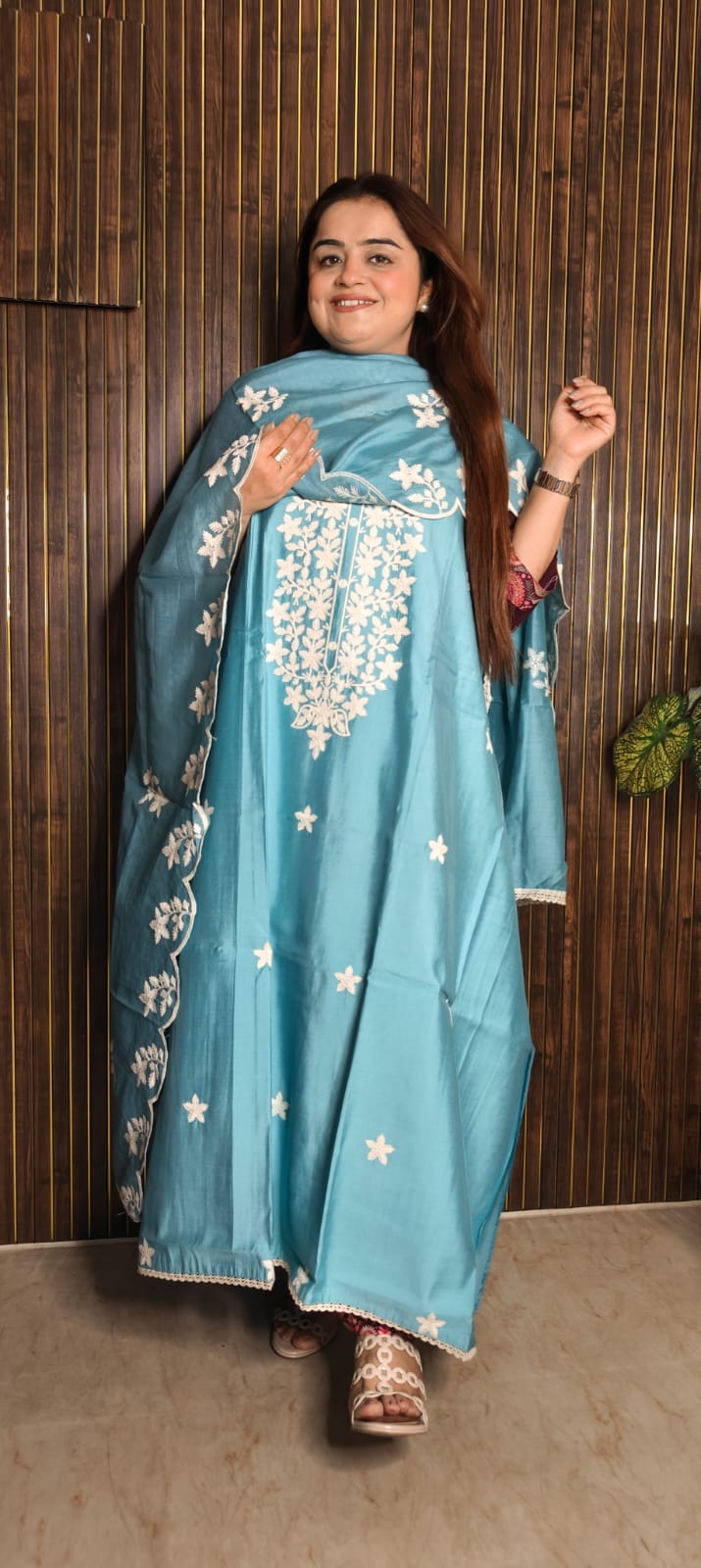Classy Muslin Suits with elegant thread work