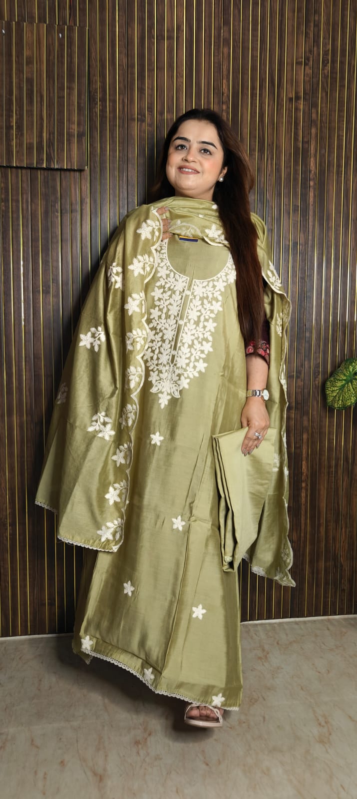 Classy Muslin Suits with elegant thread work