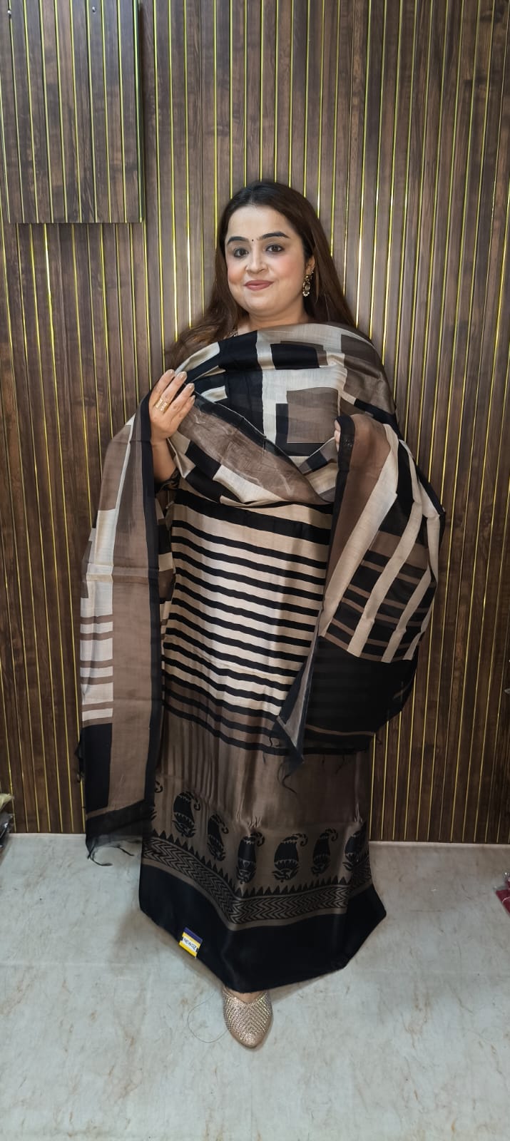 🖤 Elegant Maheshwari Designer Suit – Timeless Grace in Every Drape