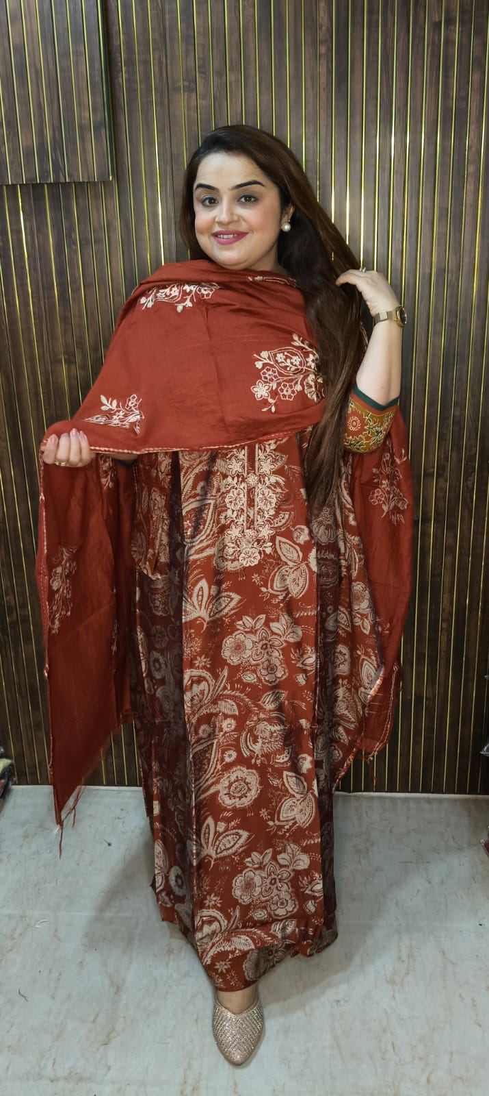 🧡 Title: Graceful Rust Muslin Suit – Timeless Elegance 🧡