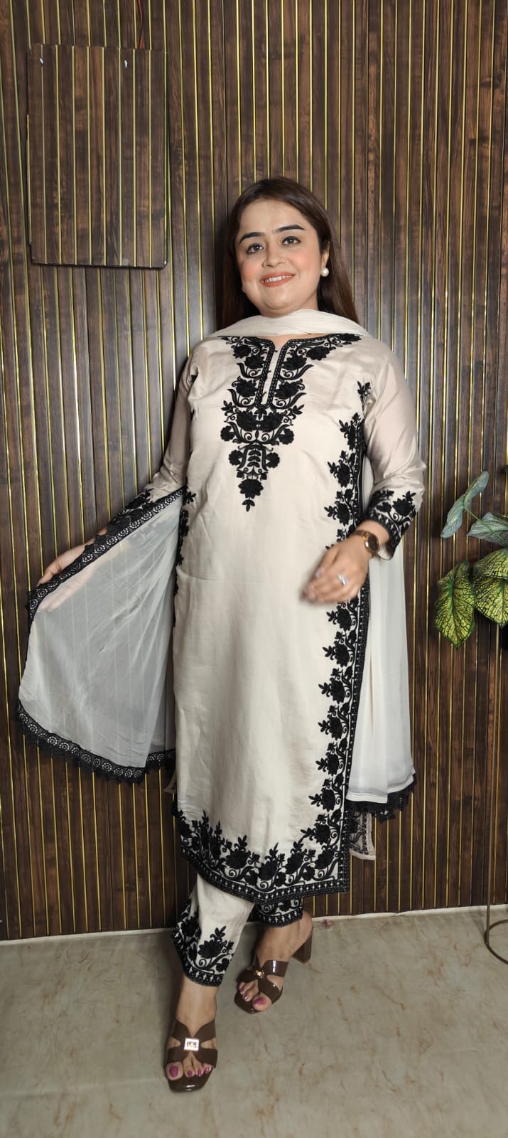 Beige Muslin Elegance 🤍🖤