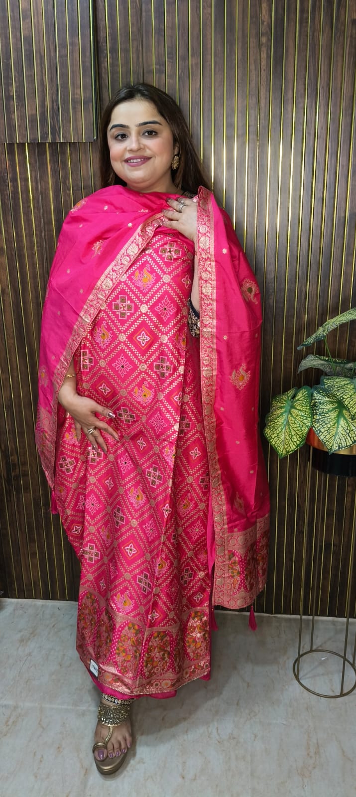Royal Banarasi Elegance – Traditional Beauty in Every Thread ✨