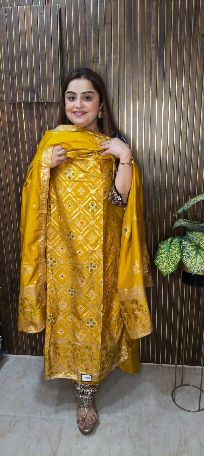 Royal Banarasi Elegance – Traditional Beauty in Every Thread ✨