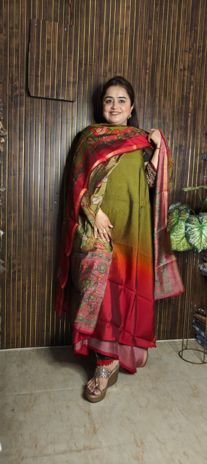Ombre Maheshwari Magic – Festive Floral Elegance 🌸✨