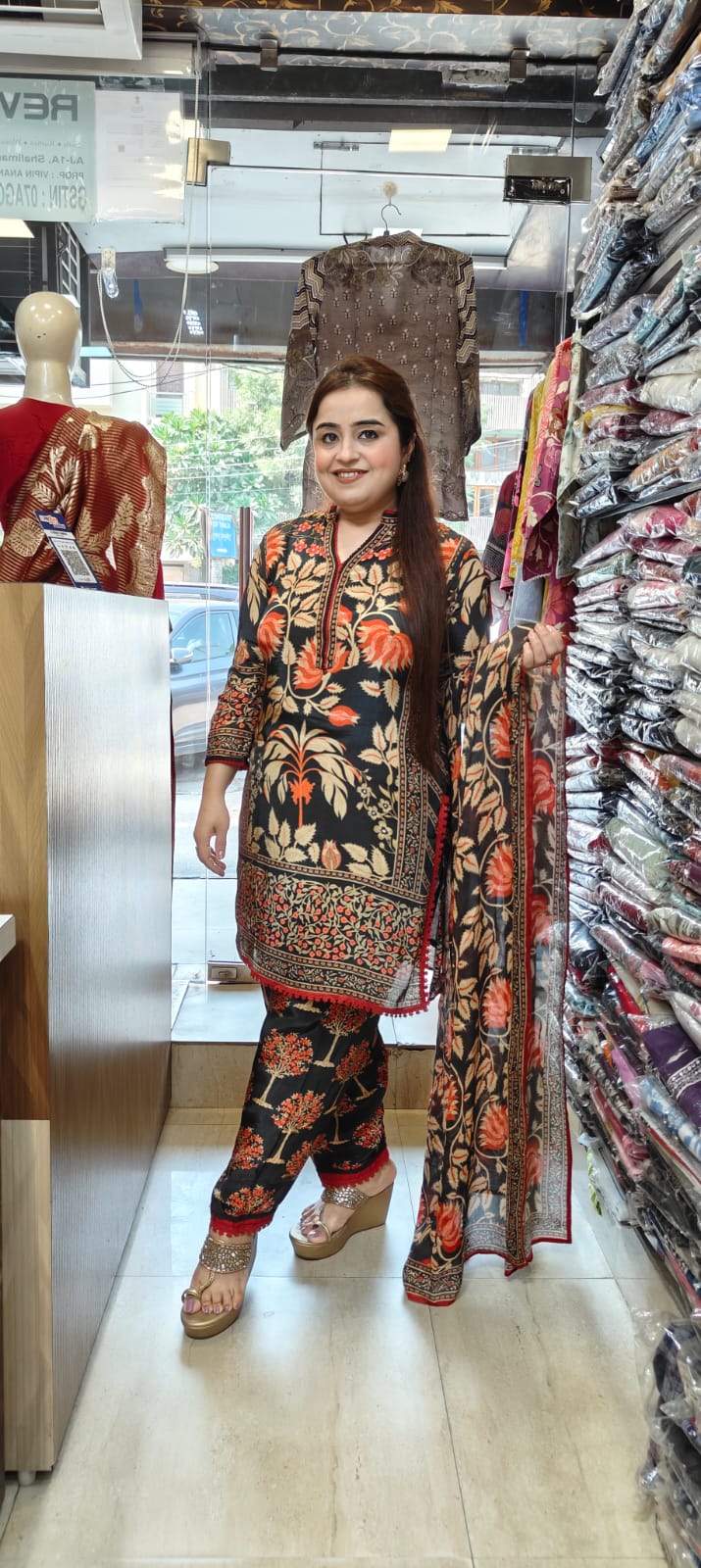 Black Floral Glam – Trendy Kurti Set 🖤🌸