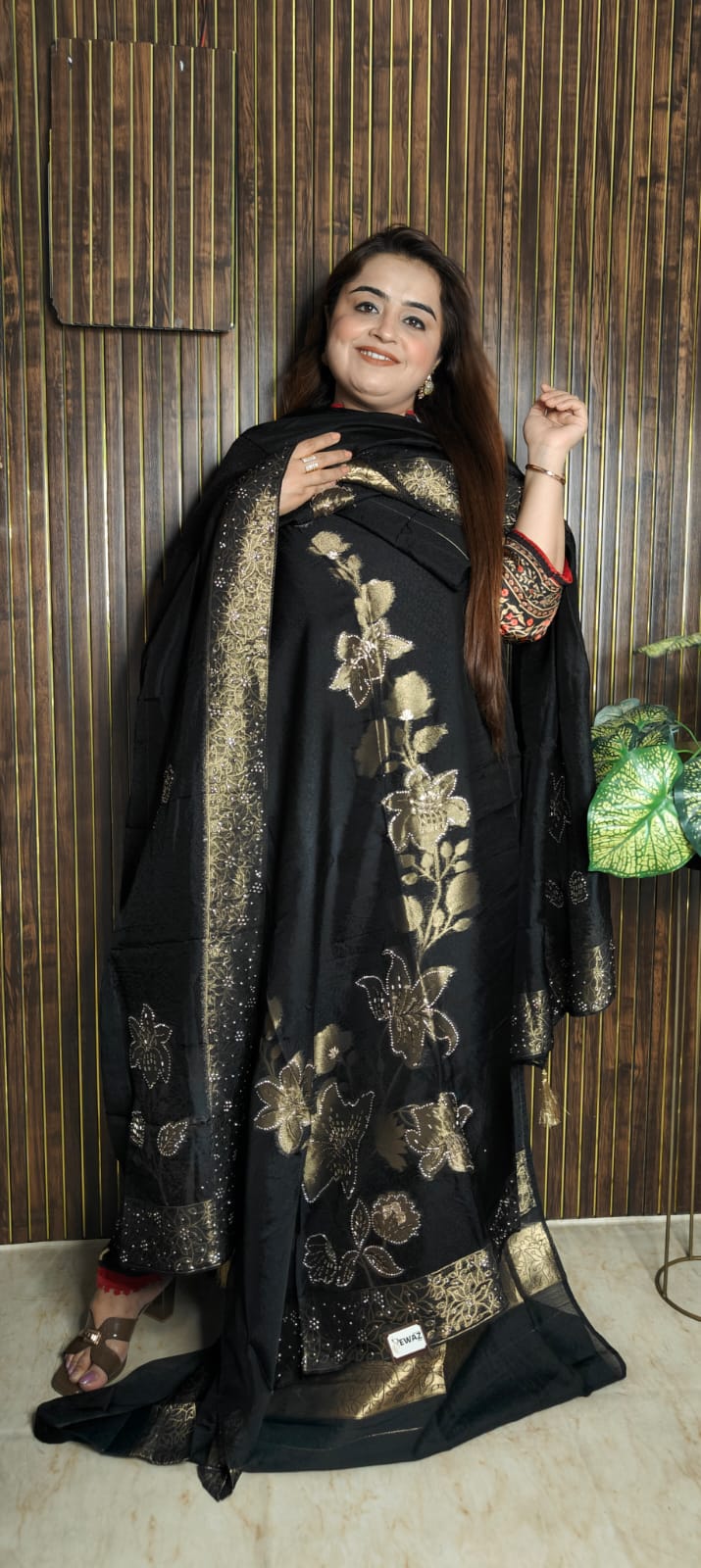 Black Kanjivaram Royale – Golden Festive Glam 🖤✨